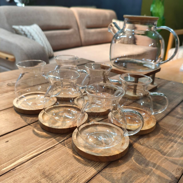 استکان کمر باریک مناسب سرو چای و دمنوش